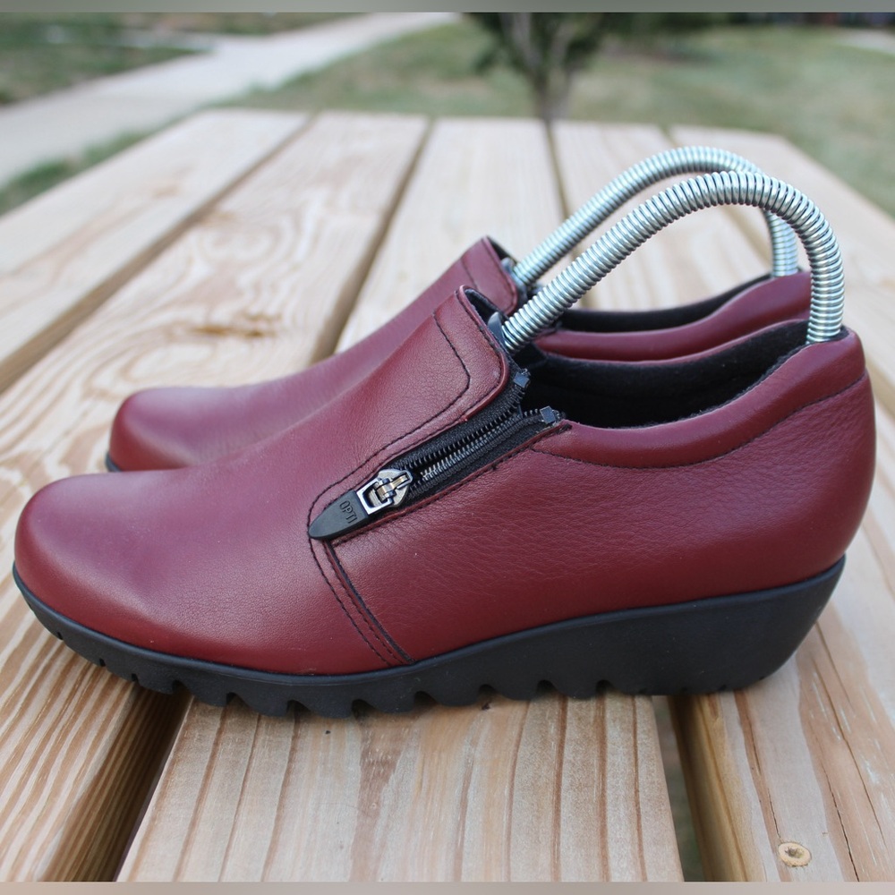 Munro Women's Burgundy Wedge Platform Slip On Shoes Sz 8